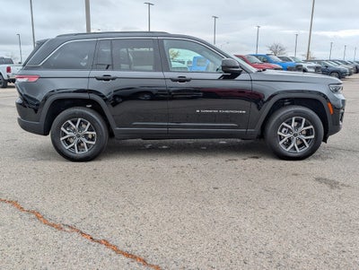 2027 Jeep Grand Cherokee LAREDO X 4X4