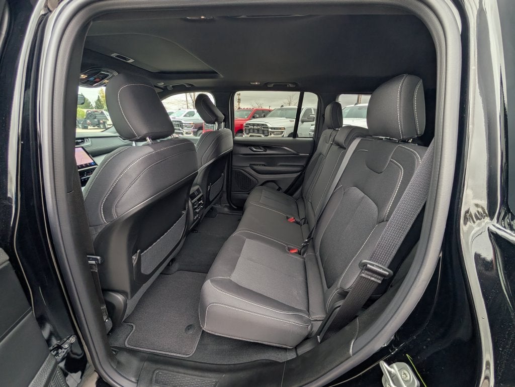 2027 Jeep Grand Cherokee LAREDO X 4X4