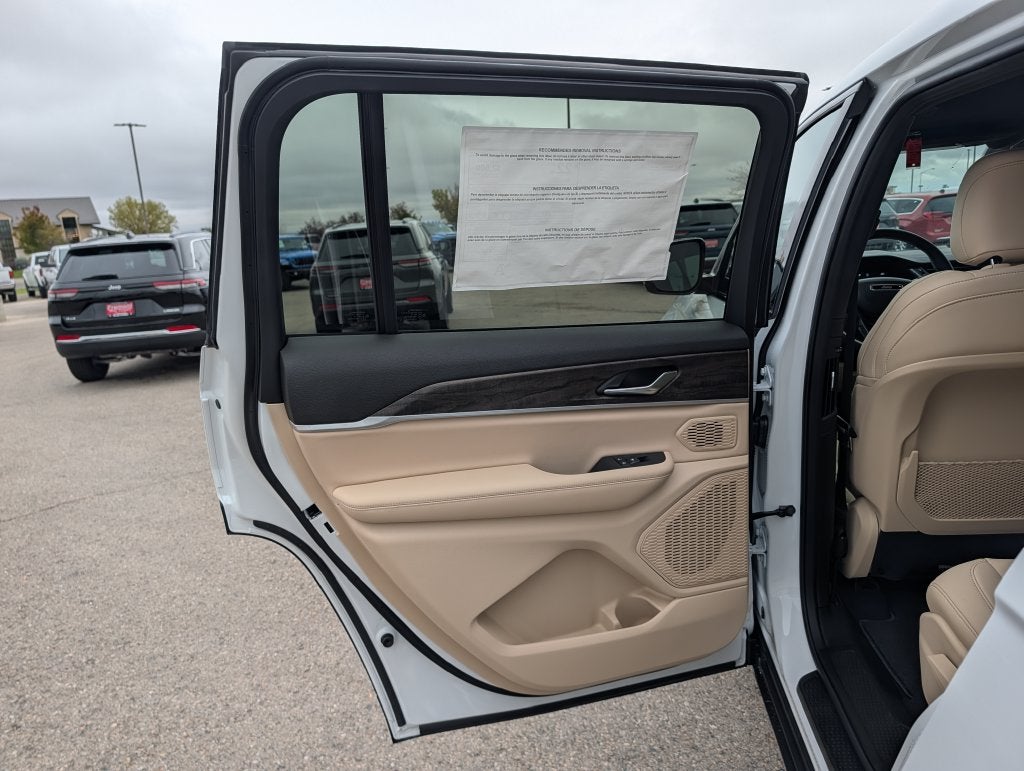 2027 Jeep Grand Cherokee L L LIMITED 4X4
