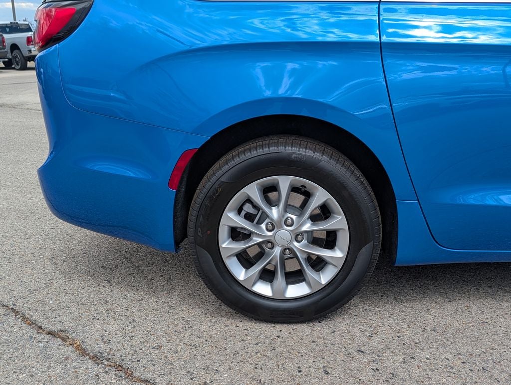 2027 Chrysler Pacifica Select