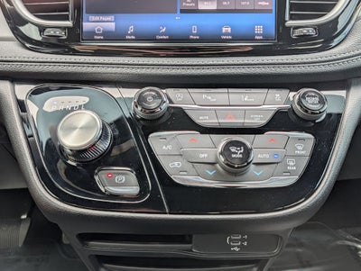 2027 Chrysler Pacifica Select AWD