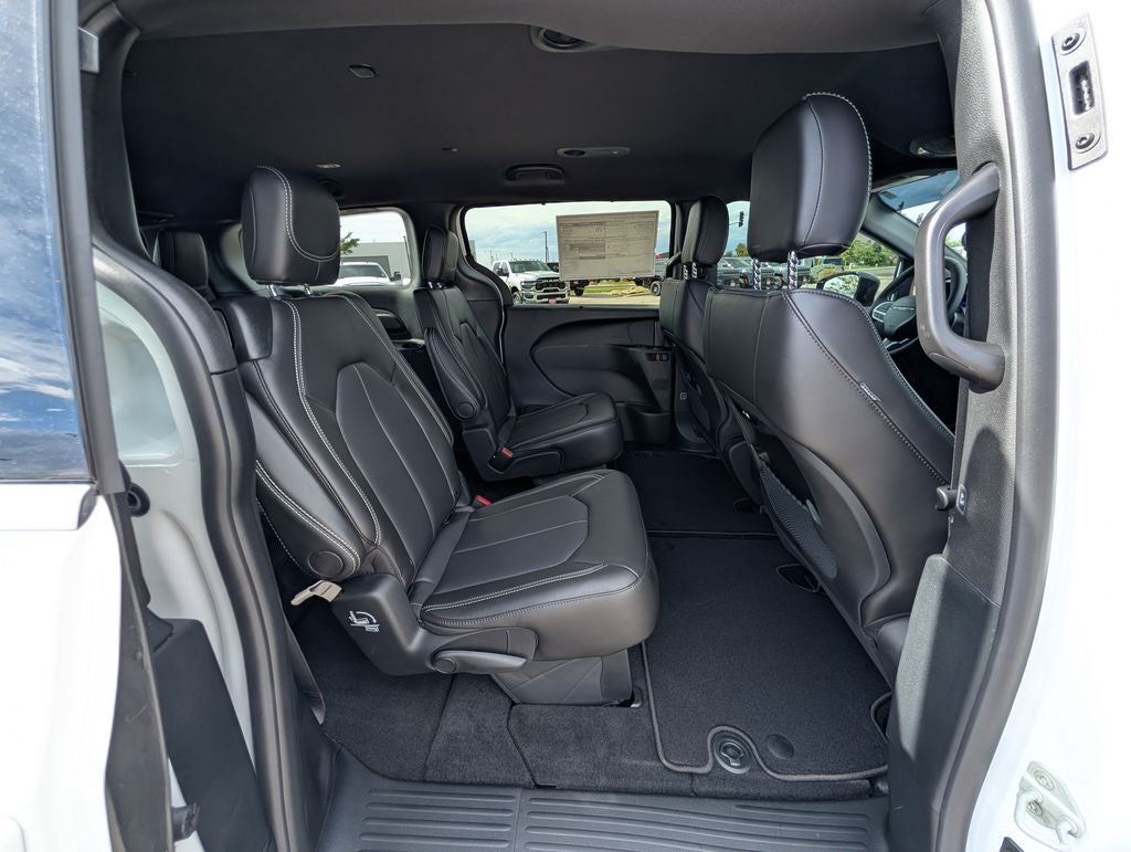 2027 Chrysler Pacifica Select AWD