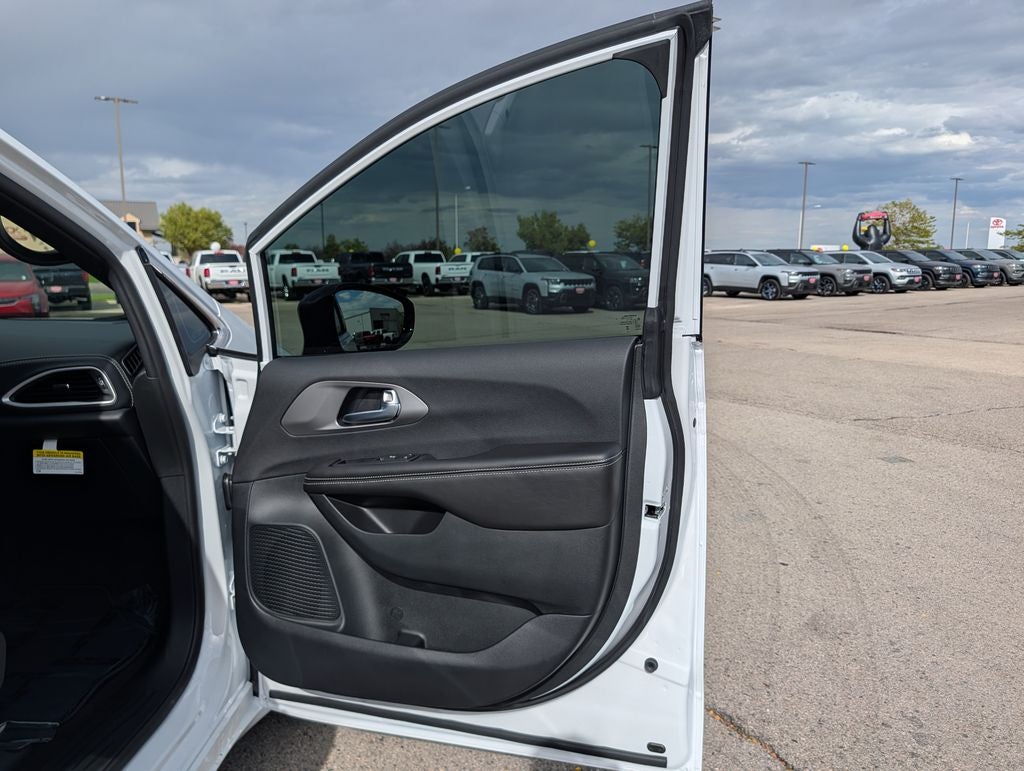 2027 Chrysler Pacifica Select AWD