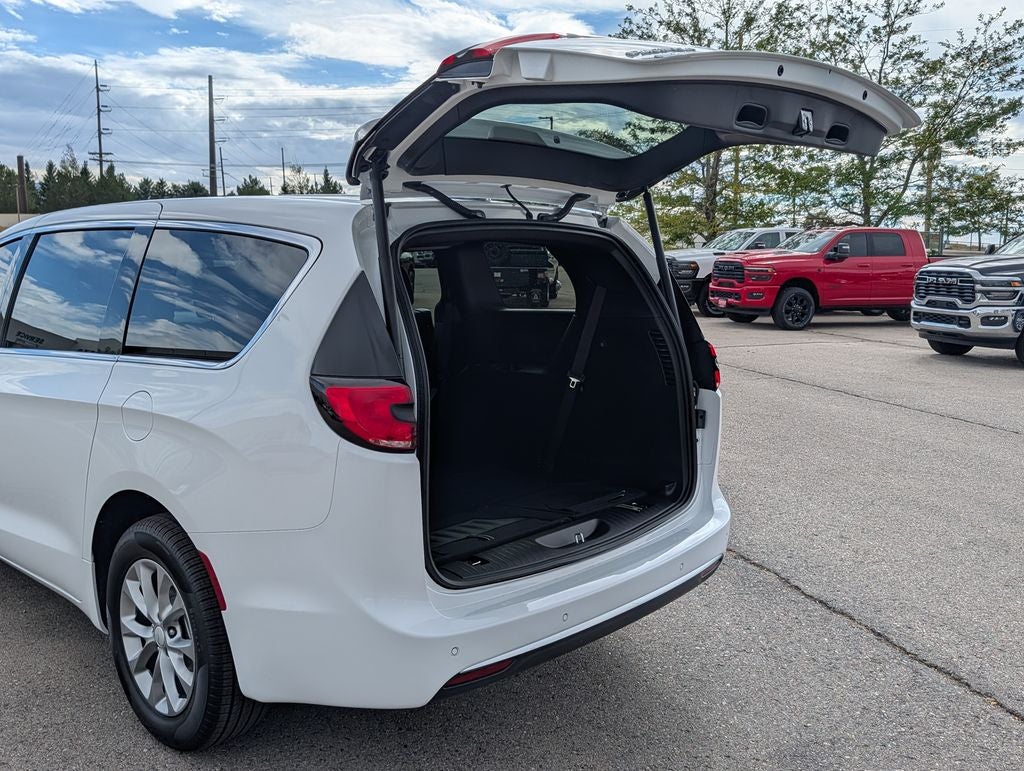 2027 Chrysler Pacifica Select AWD