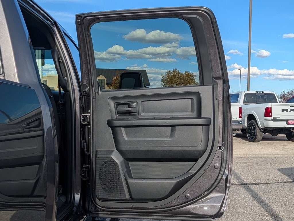 2027 RAM 2500 RAM 2500 TRADESMAN CREW CAB 4X4 6'4' BOX