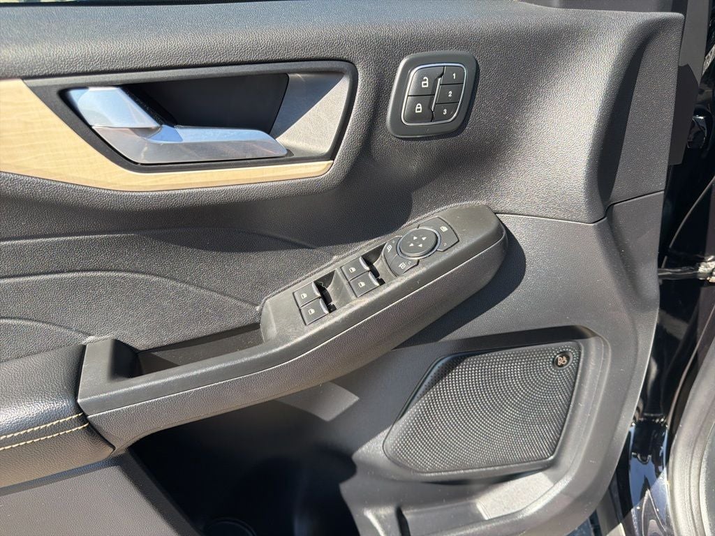 2022 Ford Escape Hybrid Titanium